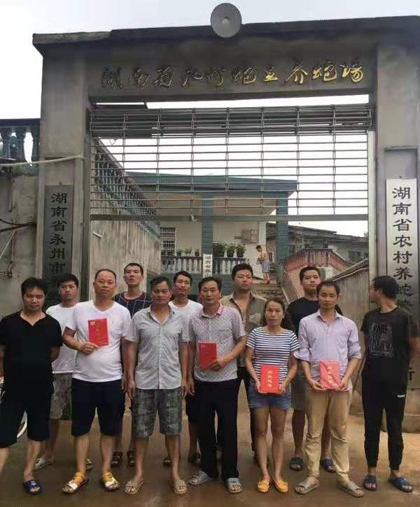 1552563762445554.jpg 学员养蛇技术培训学习