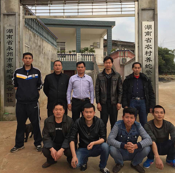 1552563890422055.jpg 学员实践操作养蛇