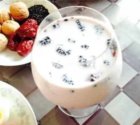 桑葚红枣牛奶 桑葚红枣牛奶