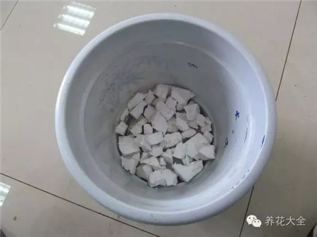铺透气的泡沫、粗煤渣、瓦片 铺透气的泡沫、粗煤渣、瓦片