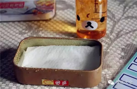 把纸巾喷湿 把纸巾喷湿